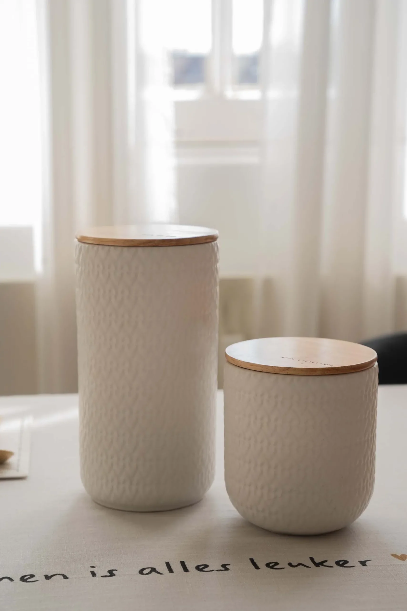 zusss keramieken bewaarpot met houten deksel hartjes 12cm wit