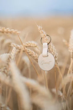 zusss ronde sleutelhanger geniet ecru