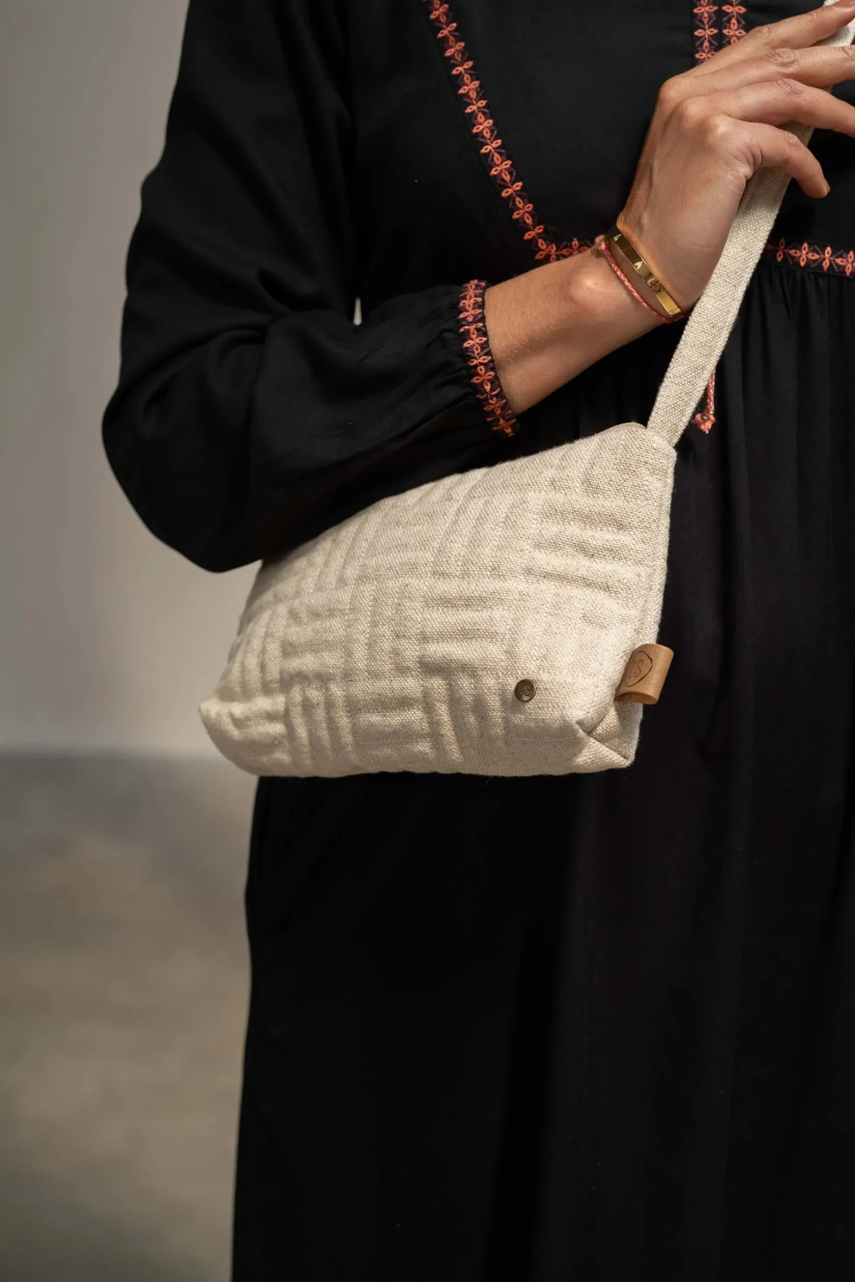 zusss schoudertasje met stiksels peper en zout